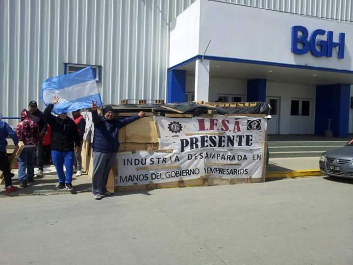 Los trabajadores de IFSA, que a partir del viernes 23 serán desempleados, ocupan las instalaciones en BGH.