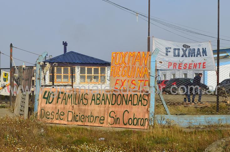 Los trabajadores de FOXMAN convirtieron parte de la abandonada empresa en un complejo con dos canchas de futsal para sobrevivir.