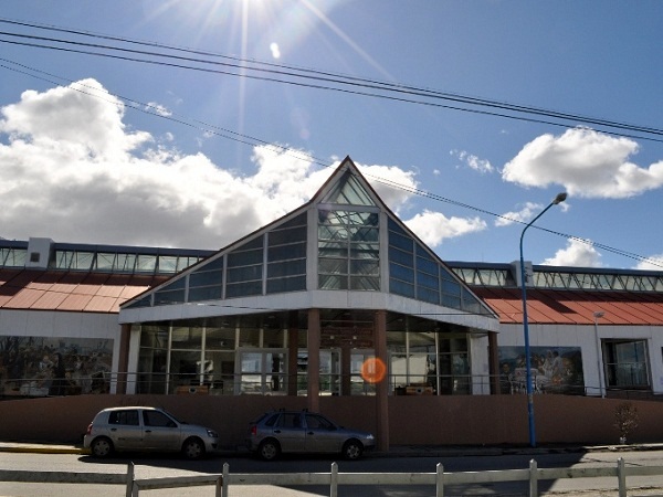 En el Hospital de Ushuaia, el Gobierno de Tierra del Fuego contrató a la empresa Seinco S.A. para el servicio de limpieza. 